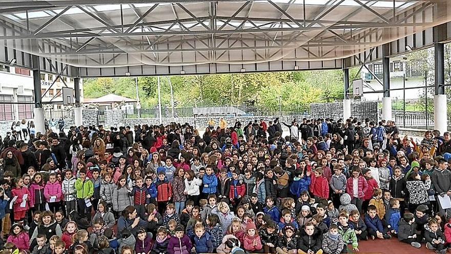 El alumnado de Erleta Eskola y el Instituto Amazabal inauguró ayer la nueva infraestructura.