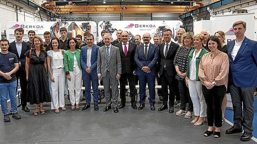 Representantes institucionales y empleados en un acto celebrado esta semana en la empresa Berkoa. | FOTO: N.G.