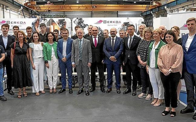 Representantes institucionales y empleados en un acto celebrado esta semana en la empresa Berkoa. | FOTO: N.G.
