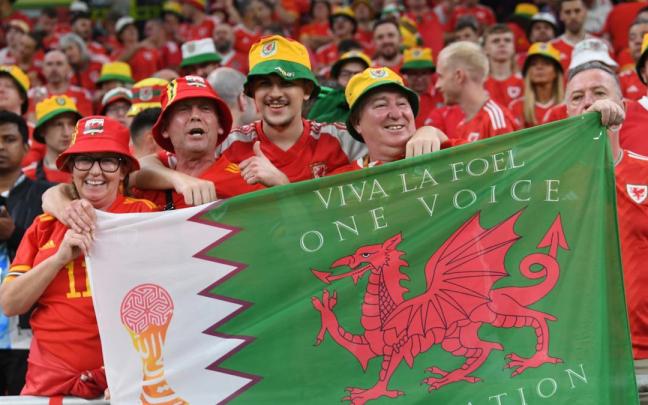 Hinchas del Gales durante el partido contra Estados Unidos.