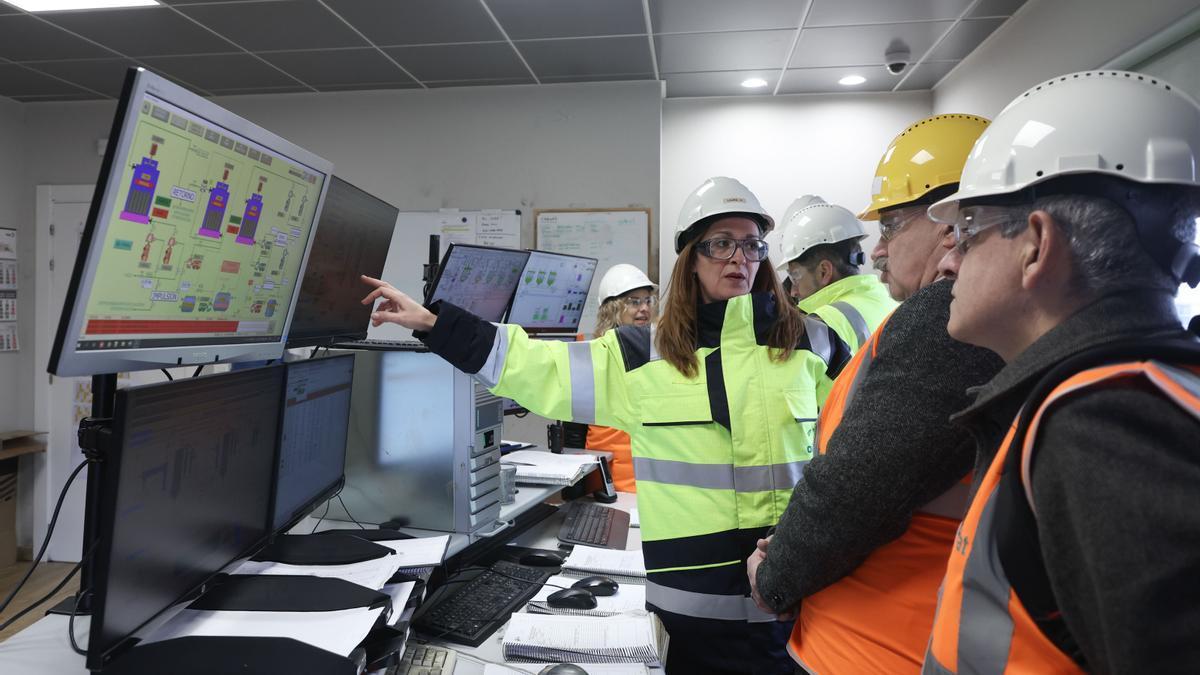 Un momento de la visita del consejero Aierdi a las instalaciones de Oleofat.