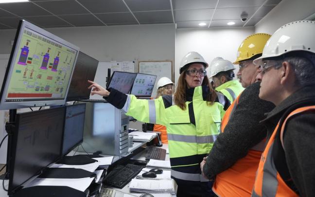 Un momento de la visita del consejero Aierdi a las instalaciones de Oleofat. Un momento de la visita del consejero Aierdi a las instalaciones de Oleofat.