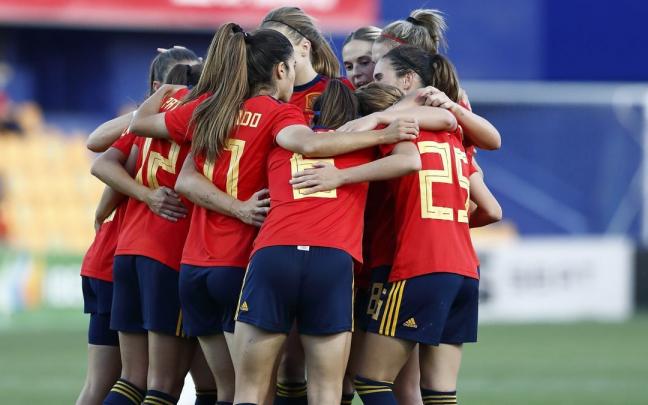 Las jugadoras de la selección se abrazan durante un partido. Las jugadoras de la selección se abrazan durante un partido.
