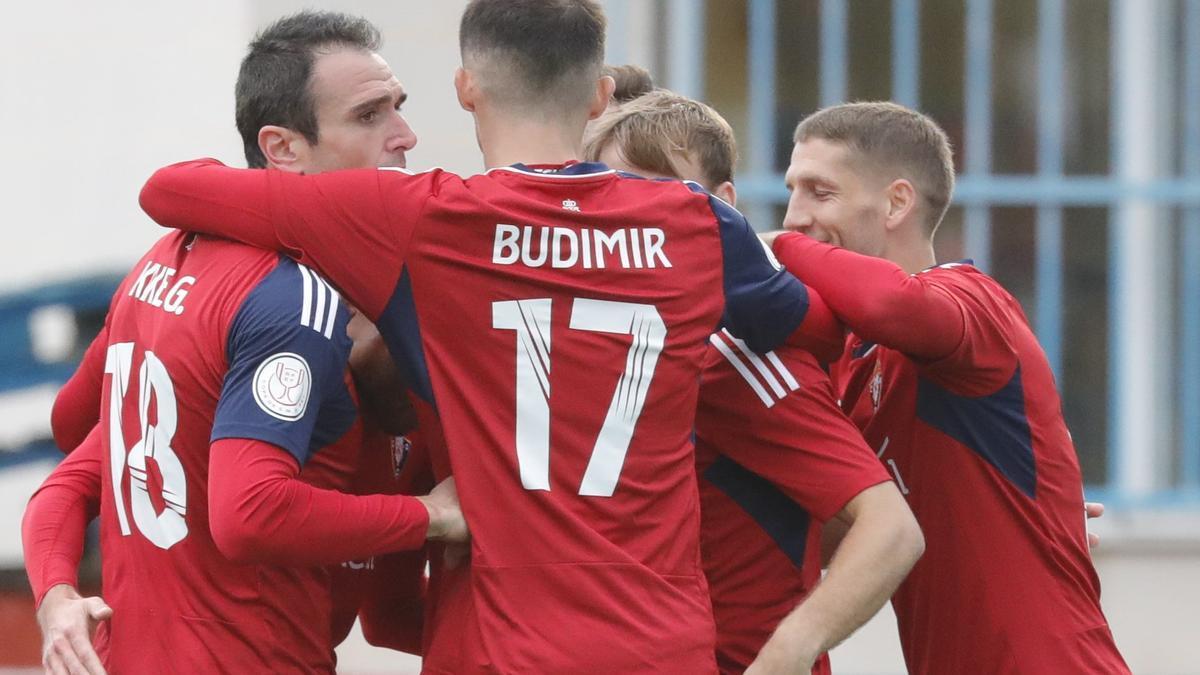 Los jugadores de Osasuna celebran el segundo gol del equipo navarro