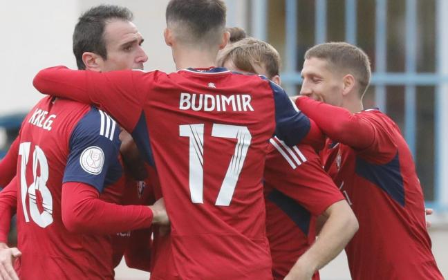 Los jugadores de Osasuna celebran el segundo gol del equipo navarro
