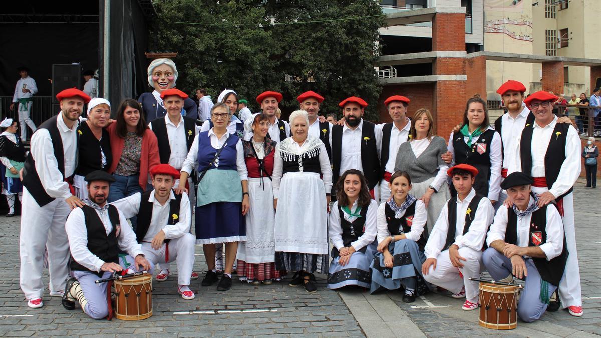 Basauri baila en su día grande de San Fausto