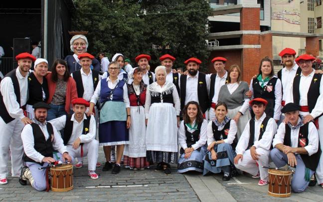 Basauri baila en su día grande de San Fausto