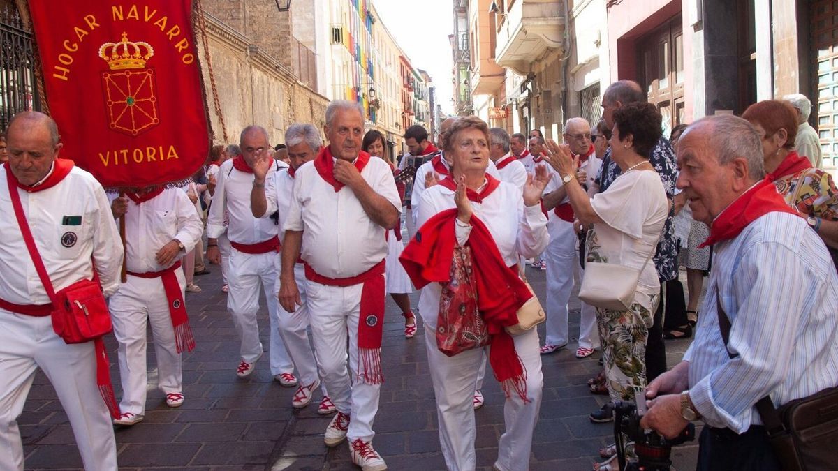 Después de la misa en la capilla de Santa Cruz la comitiva navarra se ha dirigido por la calle Pintorería al centro cívico Aldabe