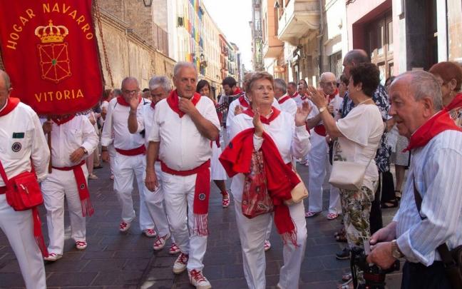Después de la misa en la capilla de Santa Cruz la comitiva navarra se ha dirigido por la calle Pintorería al centro cívico Aldabe