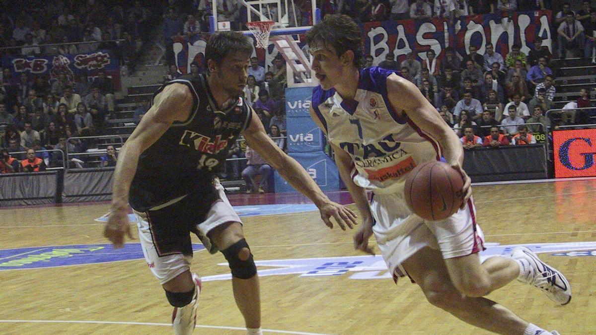 Foirest maneja el balón ante Jaric durante uno de los duelos en el Buesa Arena de la final contra la Virtus de 2001