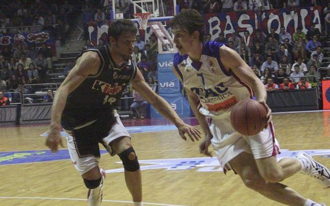 Foirest maneja el bal&oacute;n ante Jaric durante uno de los duelos en el Buesa Arena de la final contra la Virtus de 2001