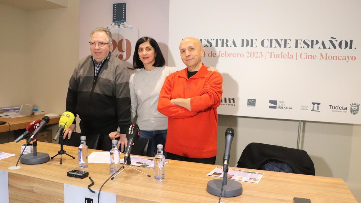 Pepe Romano, cine club Muskaria, Merche Añón, concejala de Cultura, y Luis Alegre, director de la Muestra de Cine Español