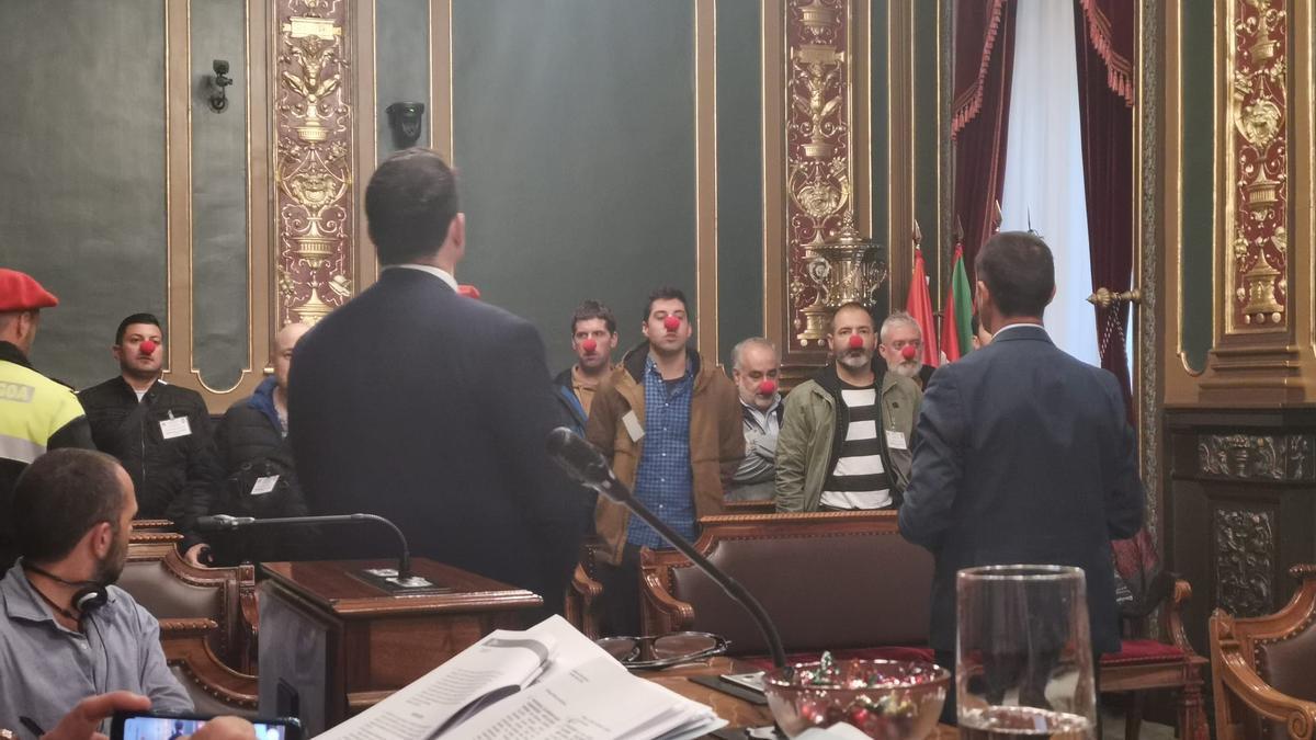 Protesta de los representantes sindicales en el Salón de Plenos de Bilbao