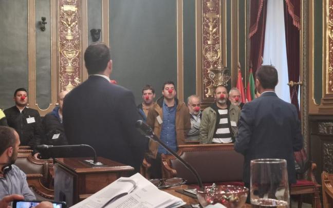 Protesta de los representantes sindicales en el Salón de Plenos de Bilbao Protesta de los representantes sindicales en el Salón de Plenos de Bilbao