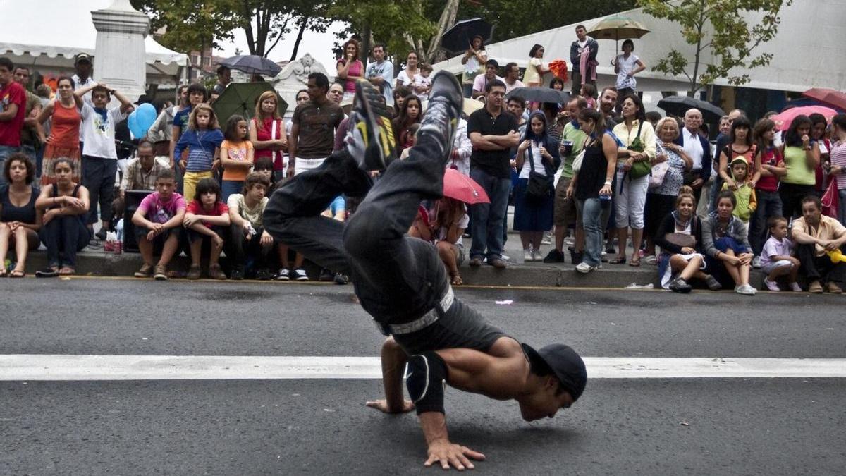 Imagen de archivo de un espectáculo de break dance en plena calle.