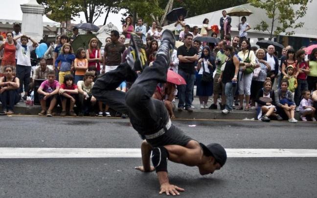 Imagen de archivo de un espect&aacute;culo de break dance en plena calle.