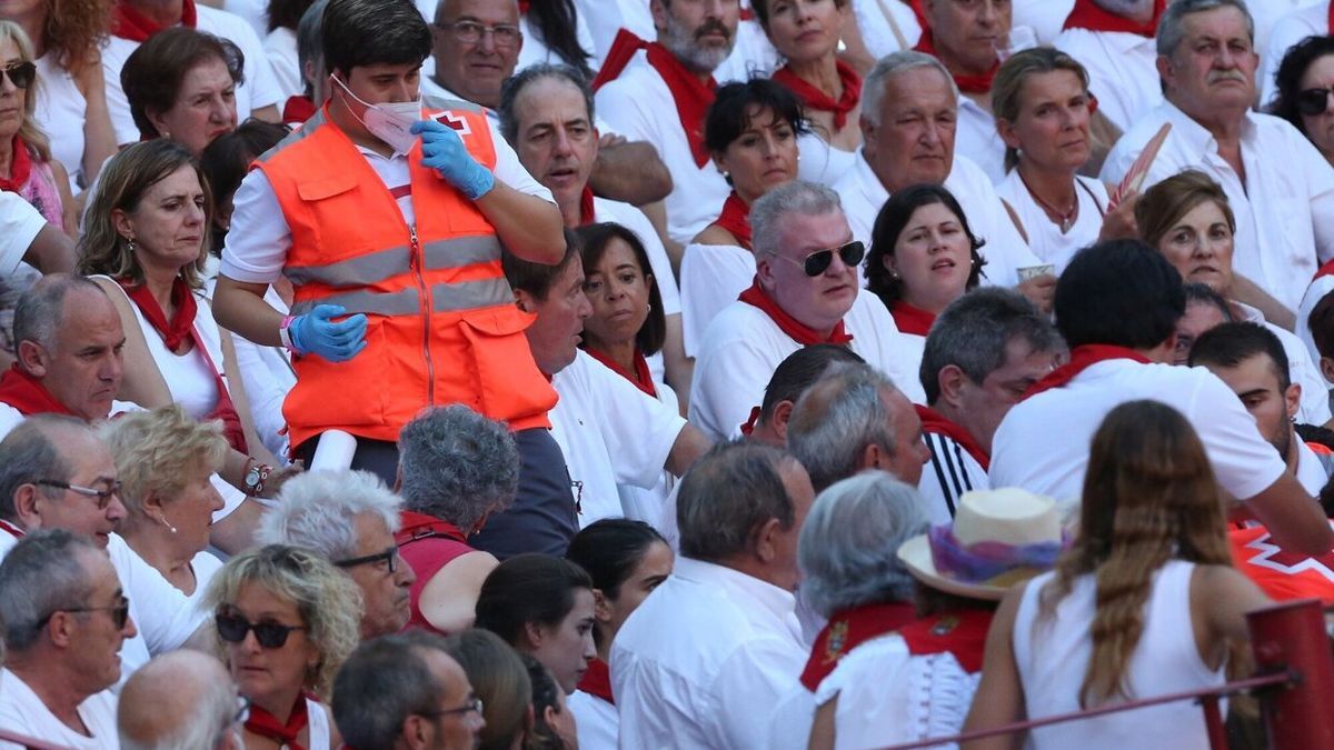 Sanitarios de Cruz Roja, en el tendido hoy, en la plaza de toros.