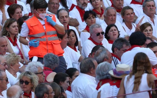 Sanitarios de Cruz Roja, en el tendido hoy, en la plaza de toros.