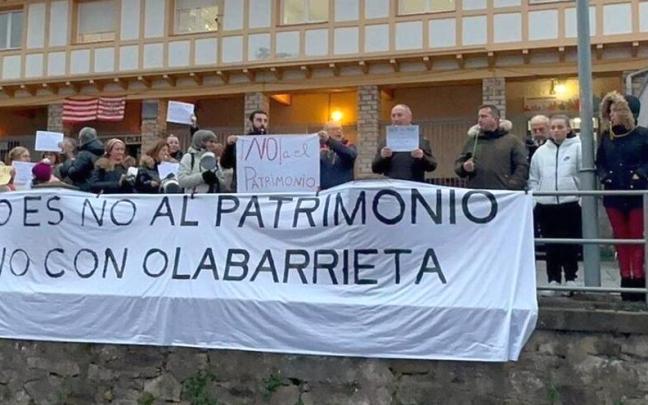 La plataforma vecinal de Olabarrieta mantiene su postura de salir del catálogo.
