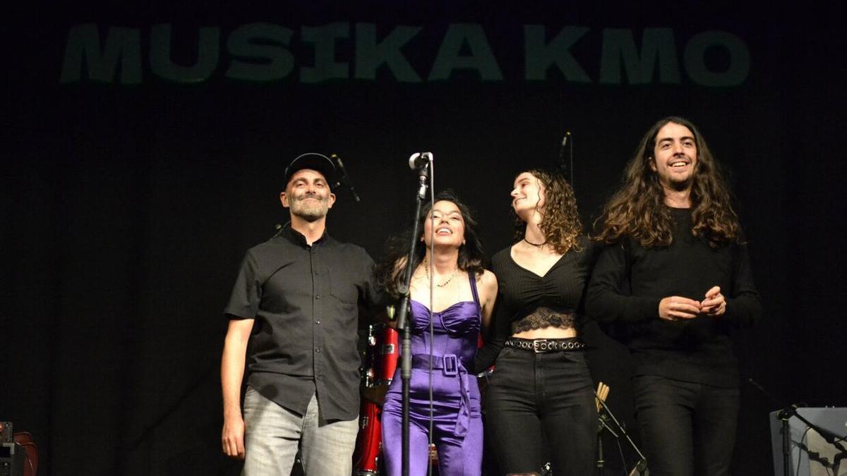 Mia Kalo junto a sus compañeros.