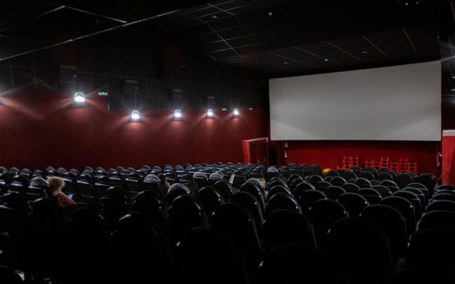 Imagen de archivo en una sala de cine. Imagen de archivo en una sala de cine.