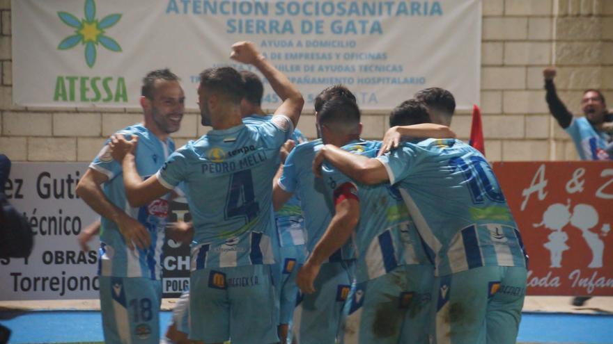 Los jugadores del Coria celebran un gol ante el Fuenlabrada.