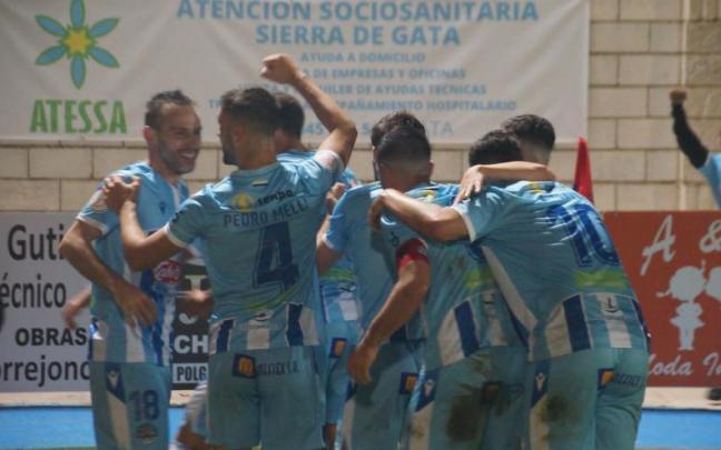 Los jugadores del Coria celebran un gol ante el Fuenlabrada.
