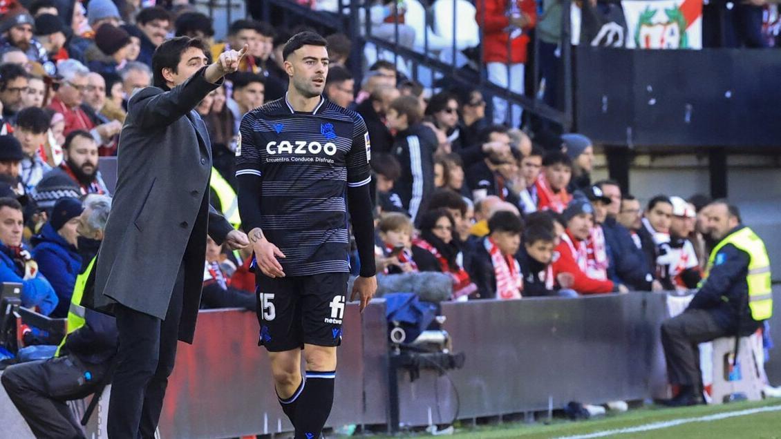 Andoni Iraola junto a Diego Rico durante el partido contra la Real