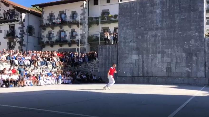 Cientos de amigos y familiares acompañan a Oinatz Bengoetxea en su último partido