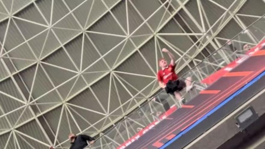 Aficionados del Manchester United, encaramados a la valla de la zona visitante de Anoeta