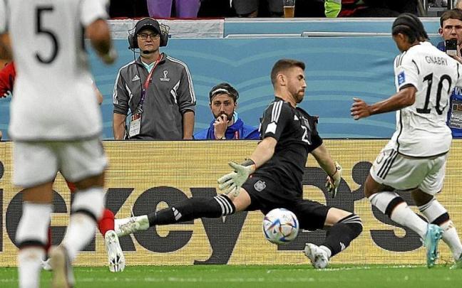 Unai Simón saca el balón ante el atacante Serge Gnabry en el encuentro que enfrentó ayer a España y Alemania.