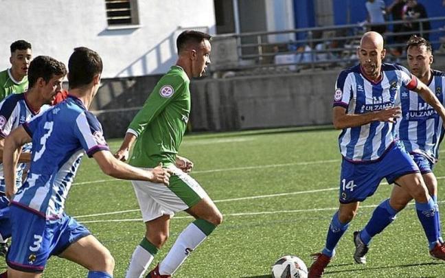 Ezcurra trata de zafarse de varios rivales.