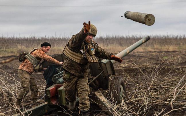 Dos soldados ucranianos disparan un misil en el este del país.