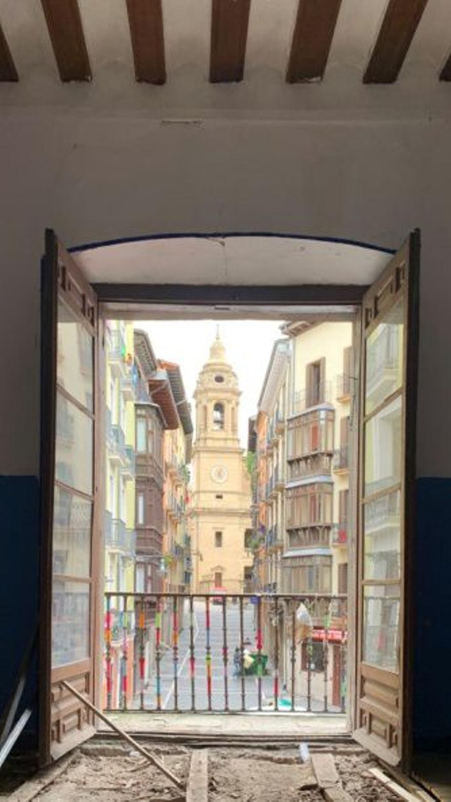 Una de las dependencias, con la Catedral de Pamplona, al fondo.