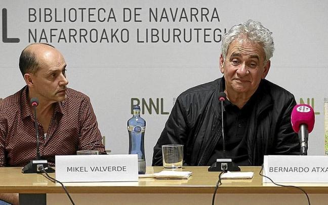 Mikel Valverde eta Bernardo Atxaga, Nafarroako Liburutegian Editargik antolatutako hitzaldian. Mikel Valverde eta Bernardo Atxaga, Nafarroako Liburutegian Editargik antolatutako hitzaldian.