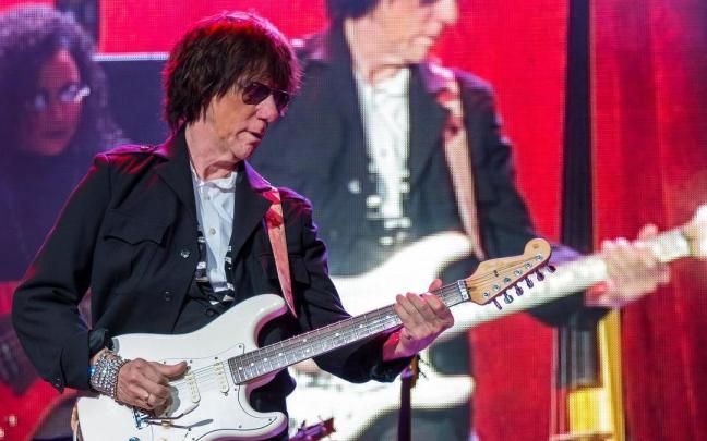 Jeff Beck es considerado uno de los guitarristas más importantes en la historia del rock.