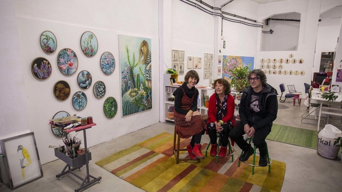 De i a d, los artistas Virginia Santos, Teresa Sabaté y Mikel Cabrerizo, en su taller de la calle Santa Marta en una imagen de 2019.