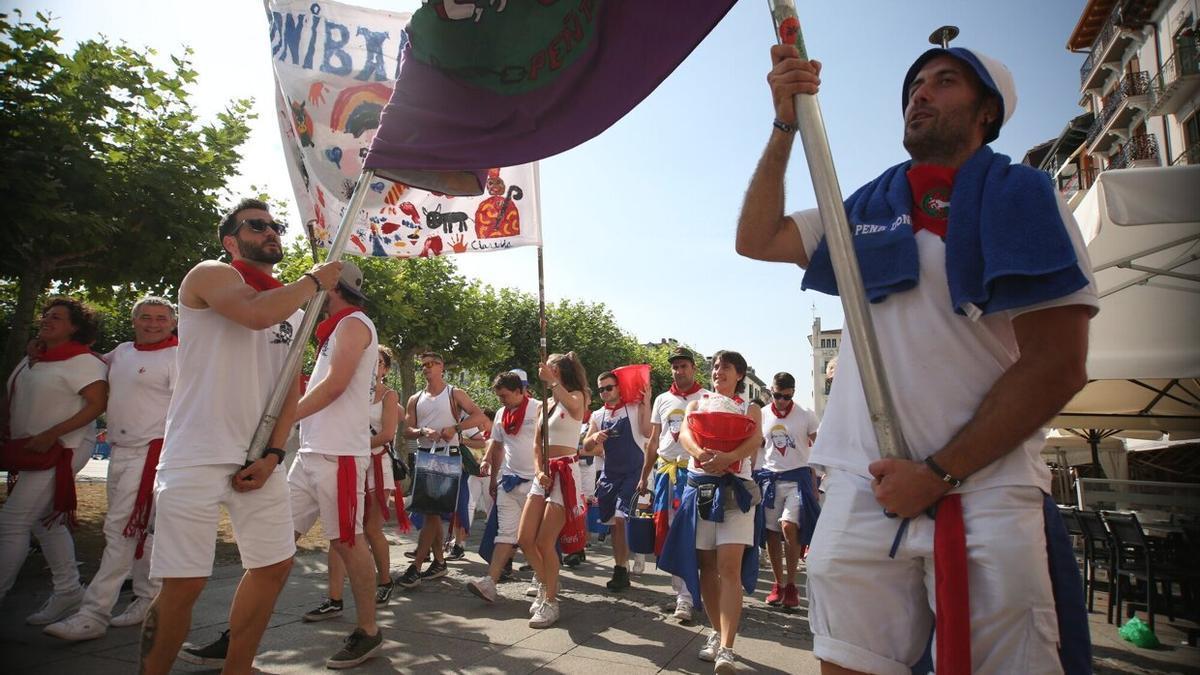 Ambiente de las peñas camino de la plaza de toros en la tarde del 14 de julio de este año.