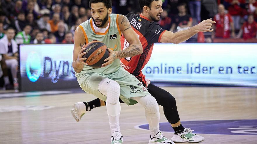 Henry trata de superar el marcaje de Costa, durante el choque ante el Granada