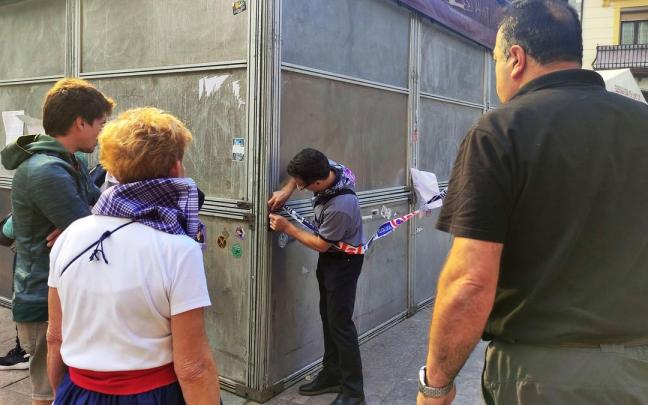 El alcalde, Aitor Larrinaga, precint&oacute; la plaza a mediod&iacute;a por el peligro de desprendimientos.