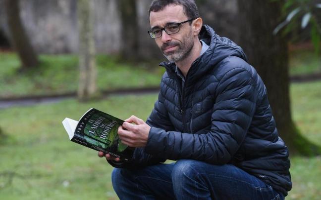 Ibon Martín posa con un ejemplar de ‘El ladrón de rostros’