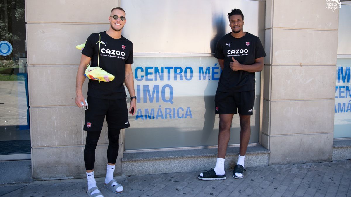 Tadas Sedekerskis posa con Steven Enoch antes de iniciar los reconocimientos médicos