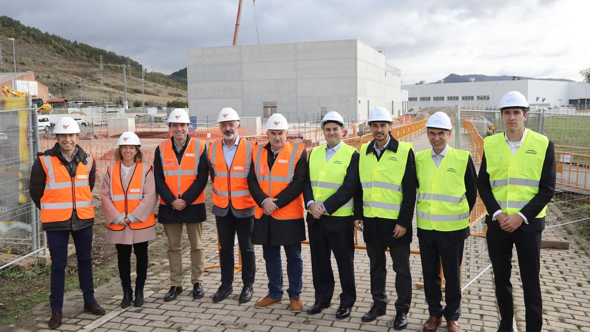 De izquierda a derecha: Javier Martínez, Berta Úriz y Alberto Bayona (Nasuvinsa), el senador Koldo Martínez, el vicepresidente Aierdi, David Liste (director general de Engie) y los directivos y técnicos de esta empresa Xavier Puyal, Dominique Schabaillie y Alberto Martínez