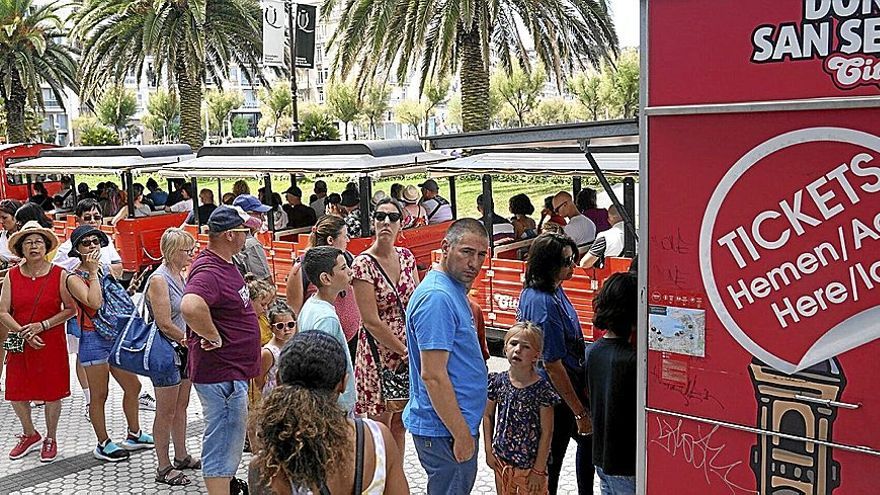 El tren turístico lleno y con colas