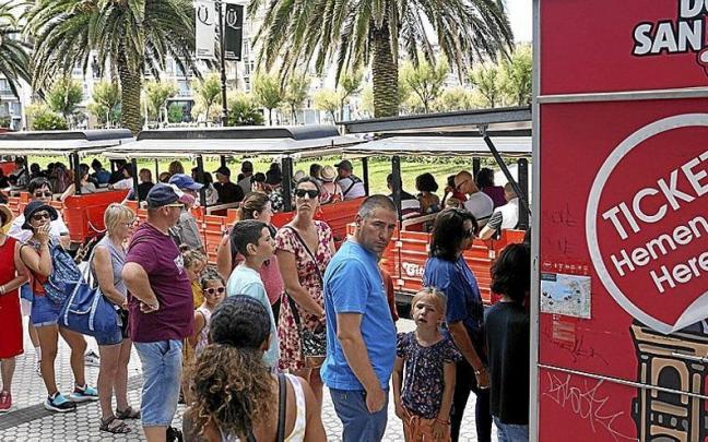 El tren tur&iacute;stico lleno y con colas