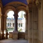 Muchas de las personas que se acercan al cementerio de Bilbao, además de visitar a sus familiares y seres queridos, se entretienen paseando y admirando el patrimonio arquitectónico.