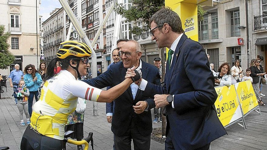 Ramiro Gonz&aacute;lez y Gorka Urtaran dieron una calurosa bienvenida a Ziortza Villa a su llegada al centro de Gasteiz.