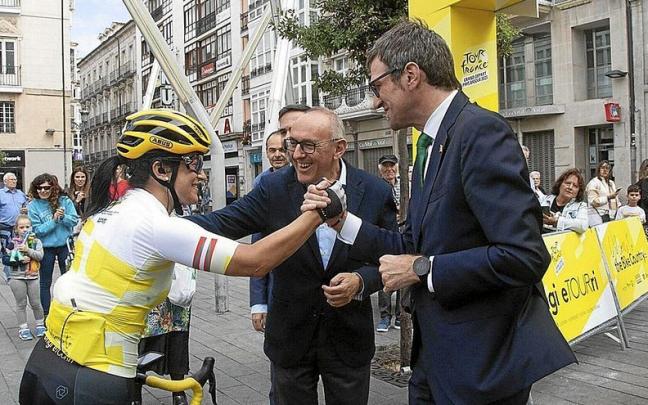 Ramiro Gonz&aacute;lez y Gorka Urtaran dieron una calurosa bienvenida a Ziortza Villa a su llegada al centro de Gasteiz.