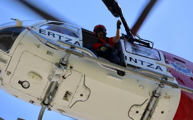El helic&oacute;ptero de la Ertzaintza, en el rescate