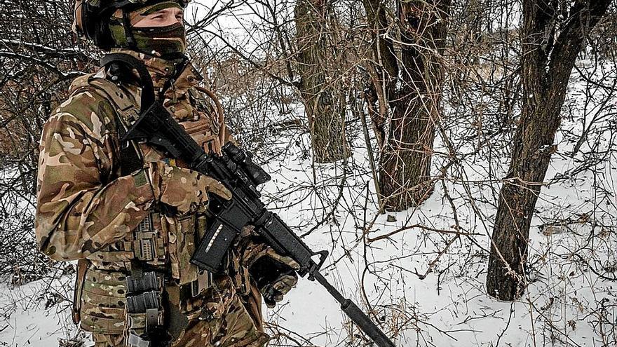 Un soldado ucraniano patrulla en la línea del frente cerca de Bajmut. | FOTO: YASUOSHI CHIBA